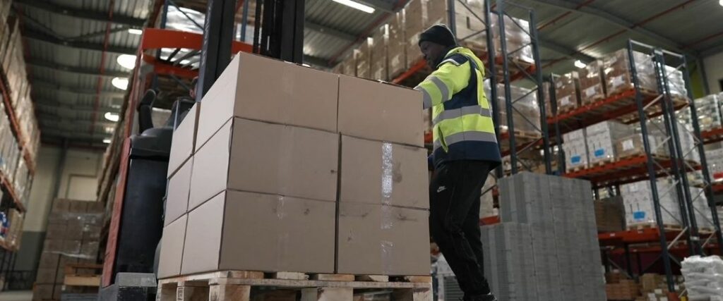 La palette europe est utilisée en logistique pour ses dimensions standard