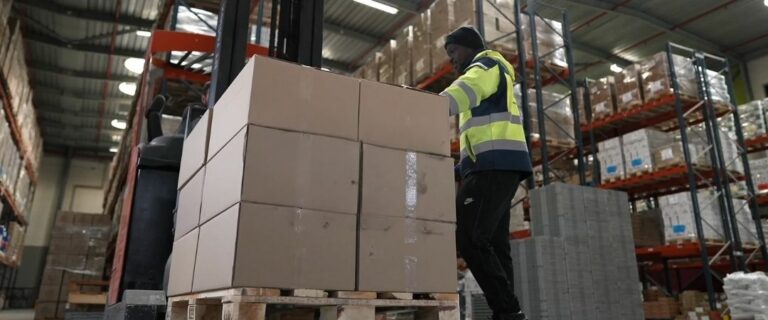 La palette europe est utilisée en logistique pour ses dimensions standard
