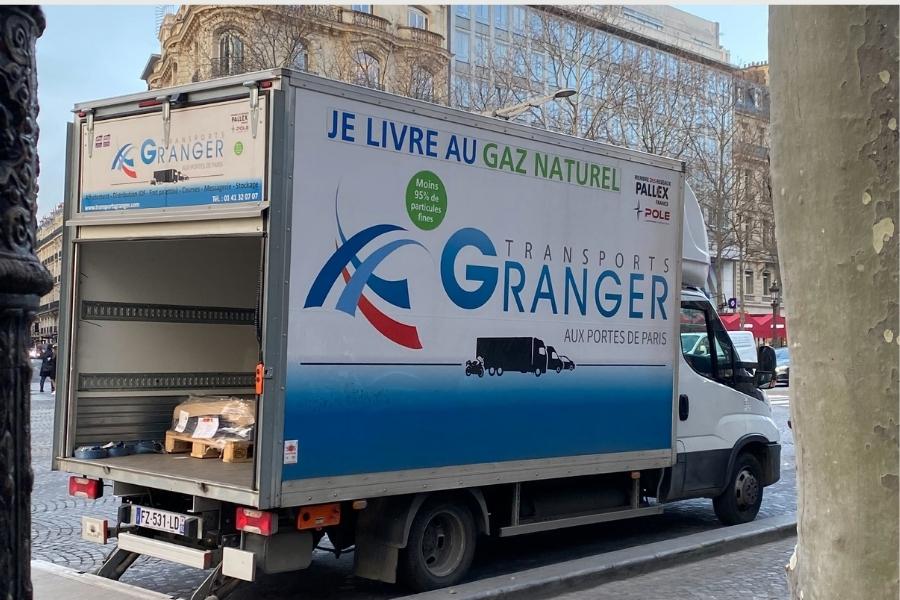 Un camion des transports Granger qui roule au gaz naturel pour un transport plus écologique