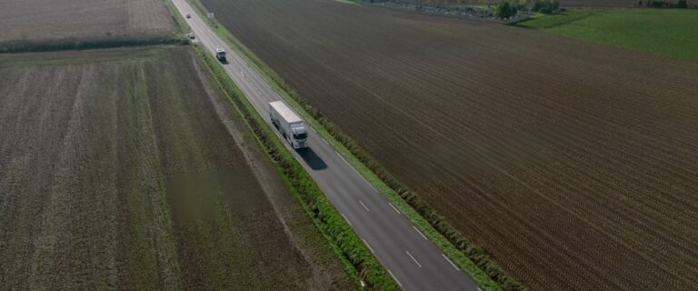 Camion sur la route. Comment réduire l'impact du transport routier sur l'environnement ?