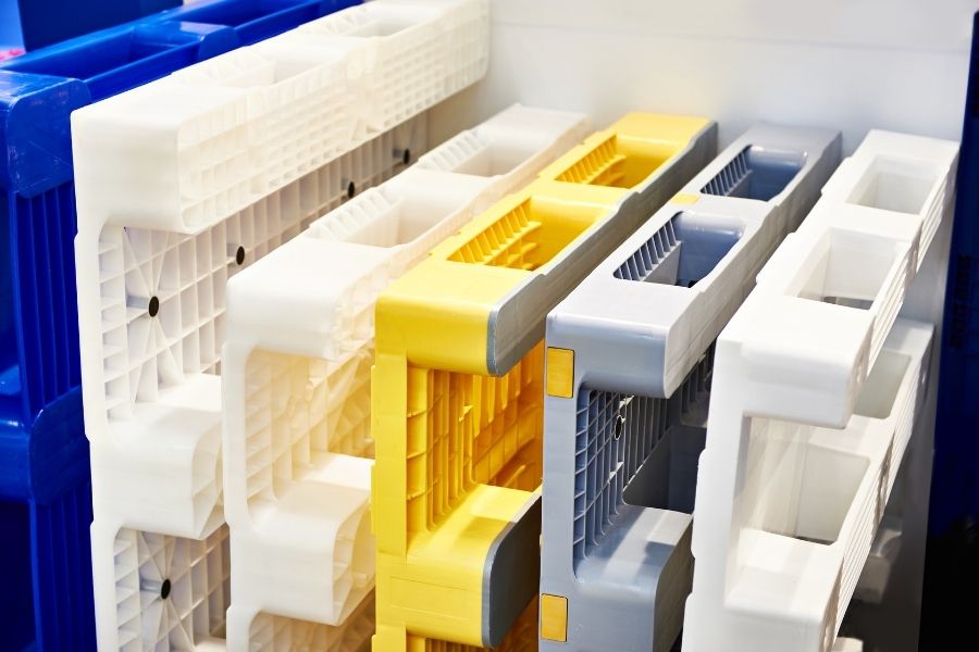 Des palettes en plastique de différents types