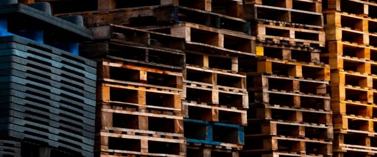 Différents types de palettes les unes sur les autres