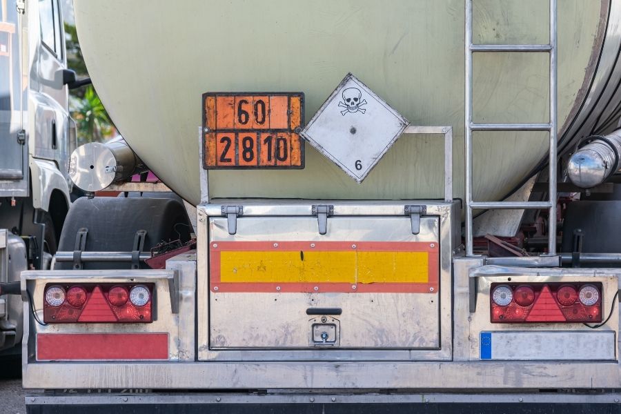 Signalisation pour le transport routier de marchandises dangereuses. Code ADR pour des matières infectieuses ou toxiques. Ici 2810 correspond à un liquide organique toxique.
