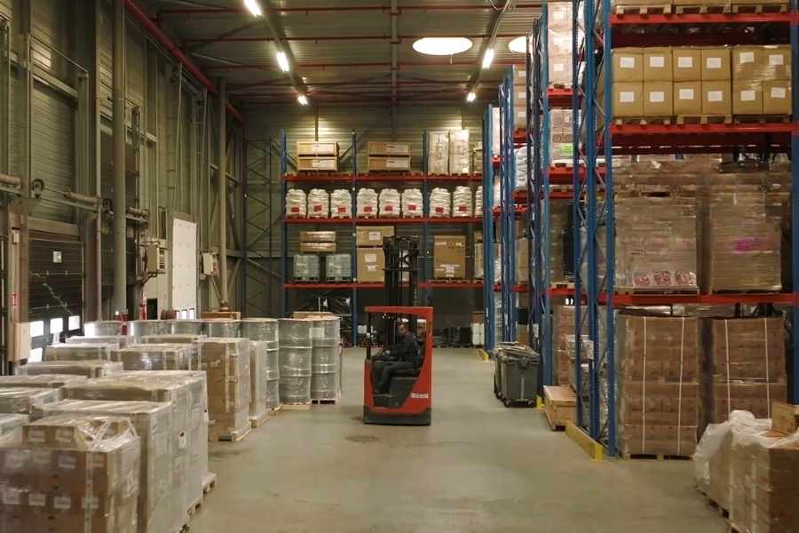 Les marchandises sont stockées directement depuis les entrepôts de l'affréteur.