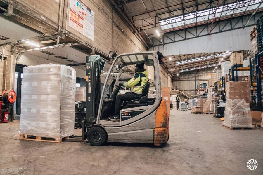 L'entreposage implique la gestion des stocks et la préparation des marchandises