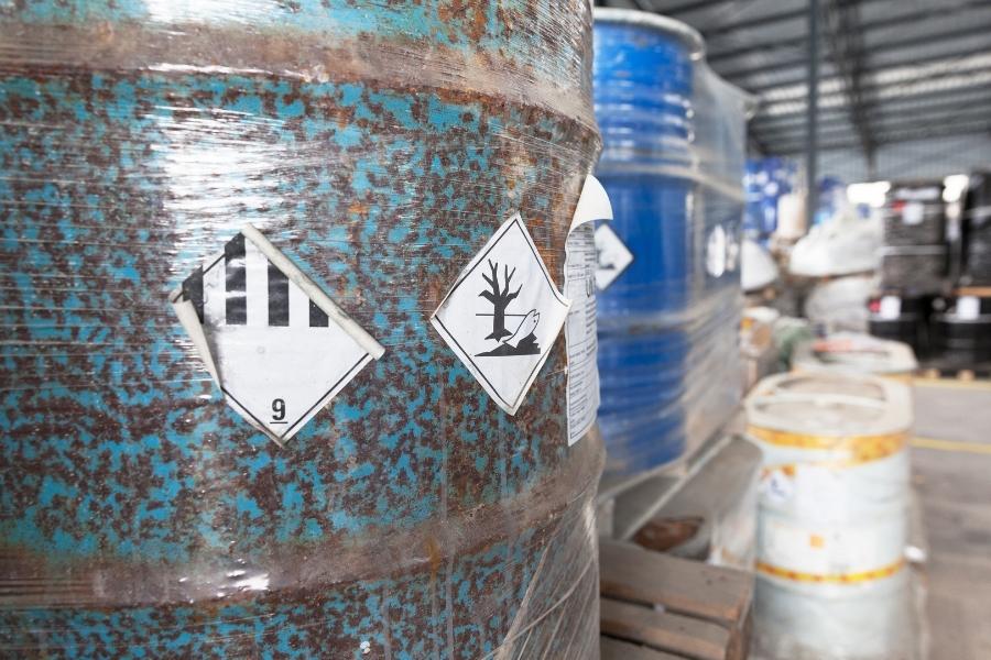 Des étiquettes décollées : risque de sanction pour le transport de marchandises dangereuses.