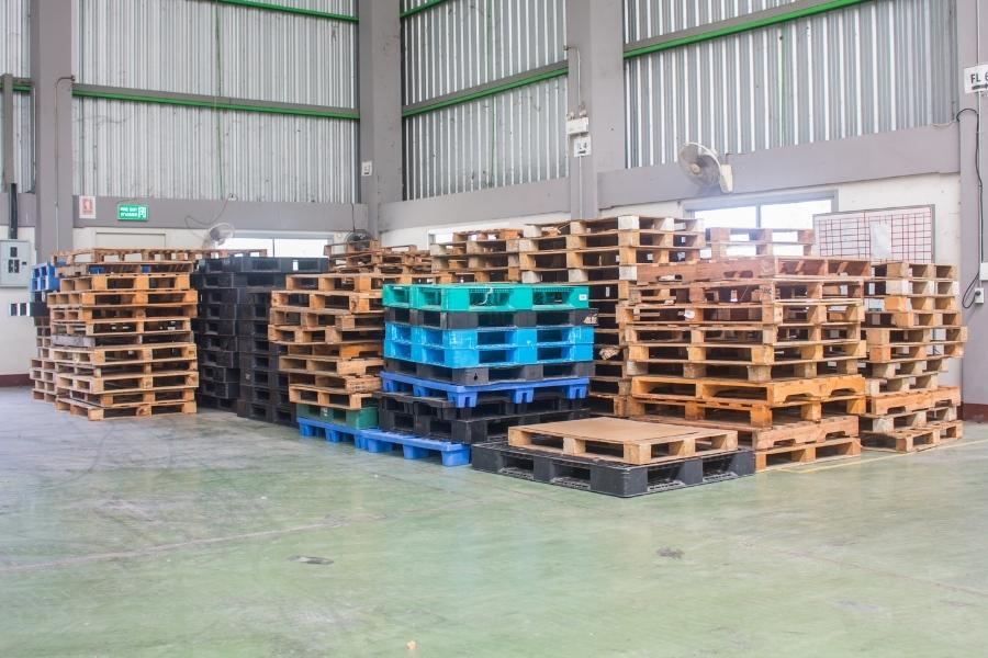 Des palettes de différents formats et matières. Les limites des palettes perdues