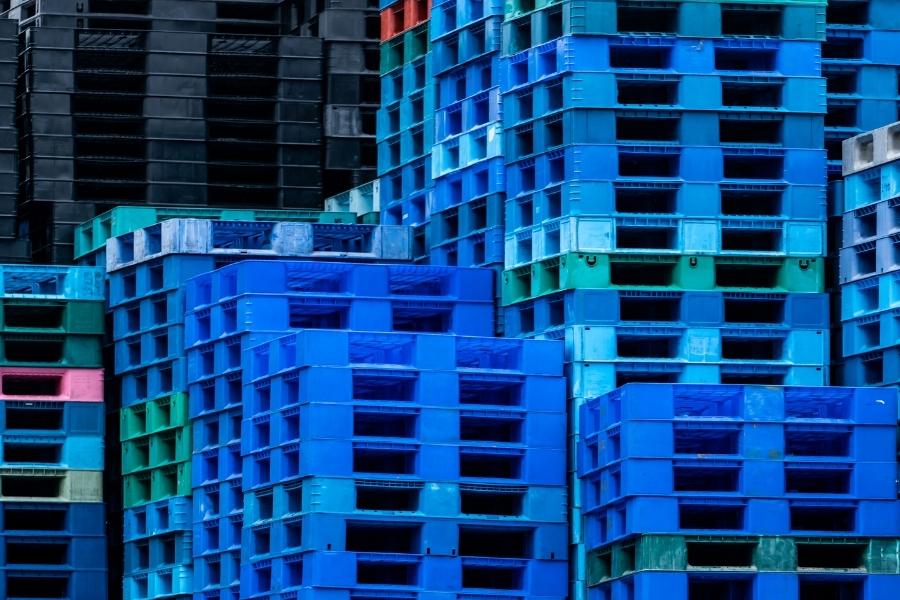 Des palettes plastiques différentes avec des charges différentes